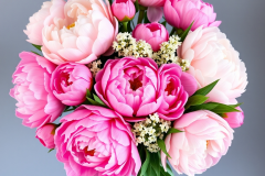 bouquets of pink peonies 